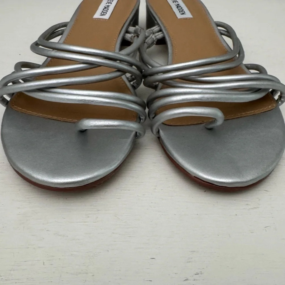 Steve Madden Caylen Strappy Toe Loop Sandals Silver Size 11